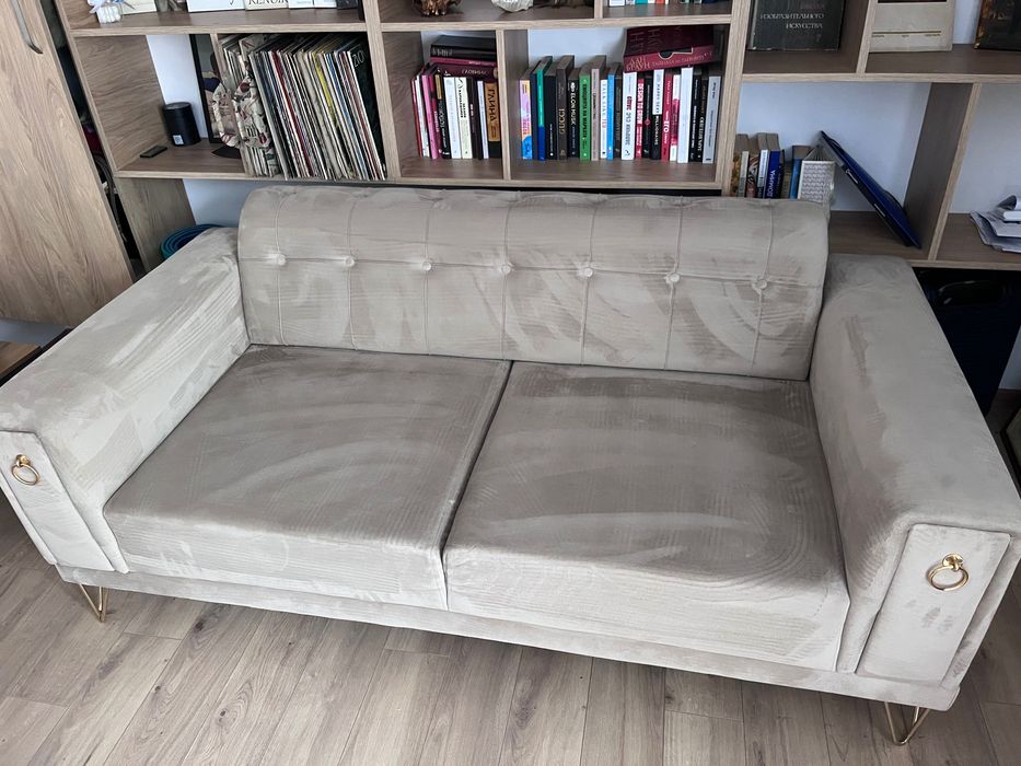 Диван с 2 възглавнички