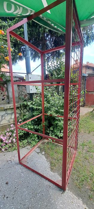 Метална защитна клетка с врата – здрава конструкция . Подходяща за охрана хладилна витрина за безалкохолни и бира