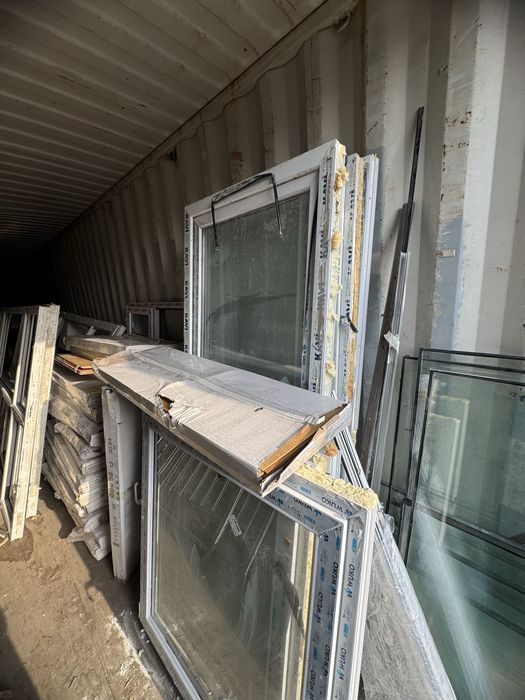 Пластиковые двери и окно