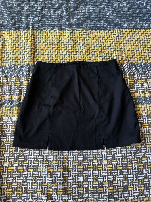 Къса черна пола без следи от употреба