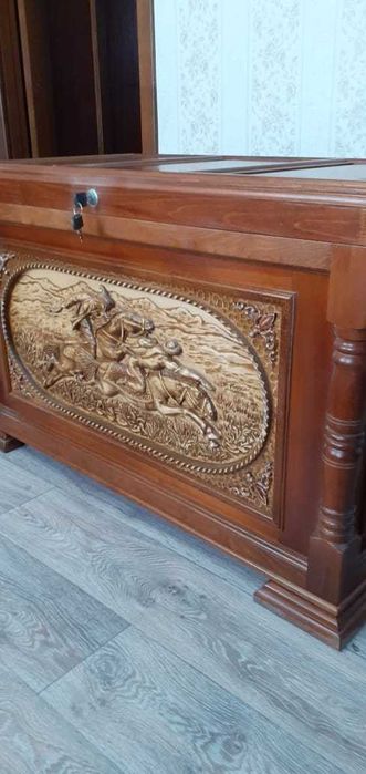 деревянный сундук ручной работы в казахском национальном стиле