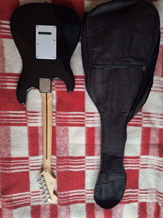 СПЕШНО Squier by Fender Stratocaster HSS