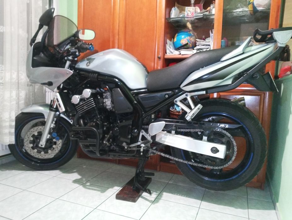 Yamaha fzs 600 md. 2003