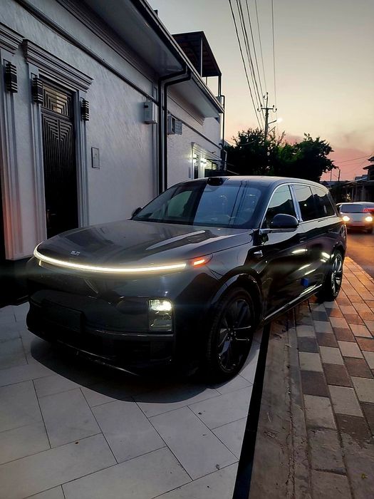 ** Lixiang  Li9 Restyling ultra 2025. Qoraga qora