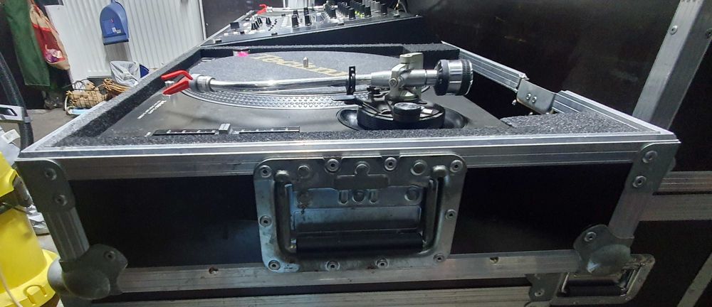 sistem DJ cu platane Technics și mixer