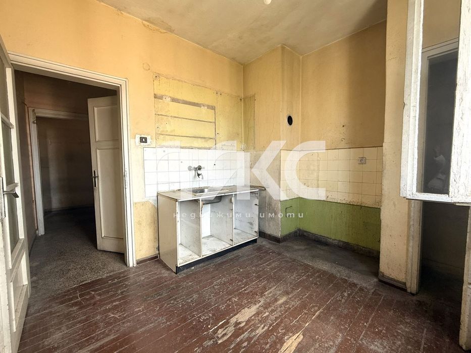 Тристаен апартамент в Центъра до МЕТРОСТАНЦИЯ