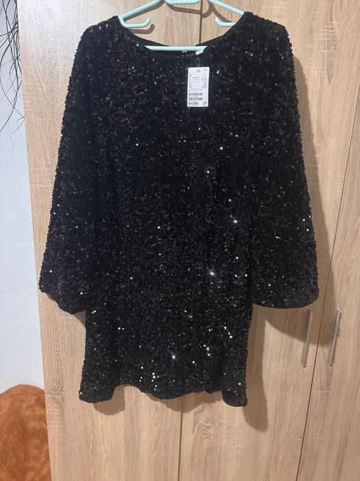 Рокля на паети.        .