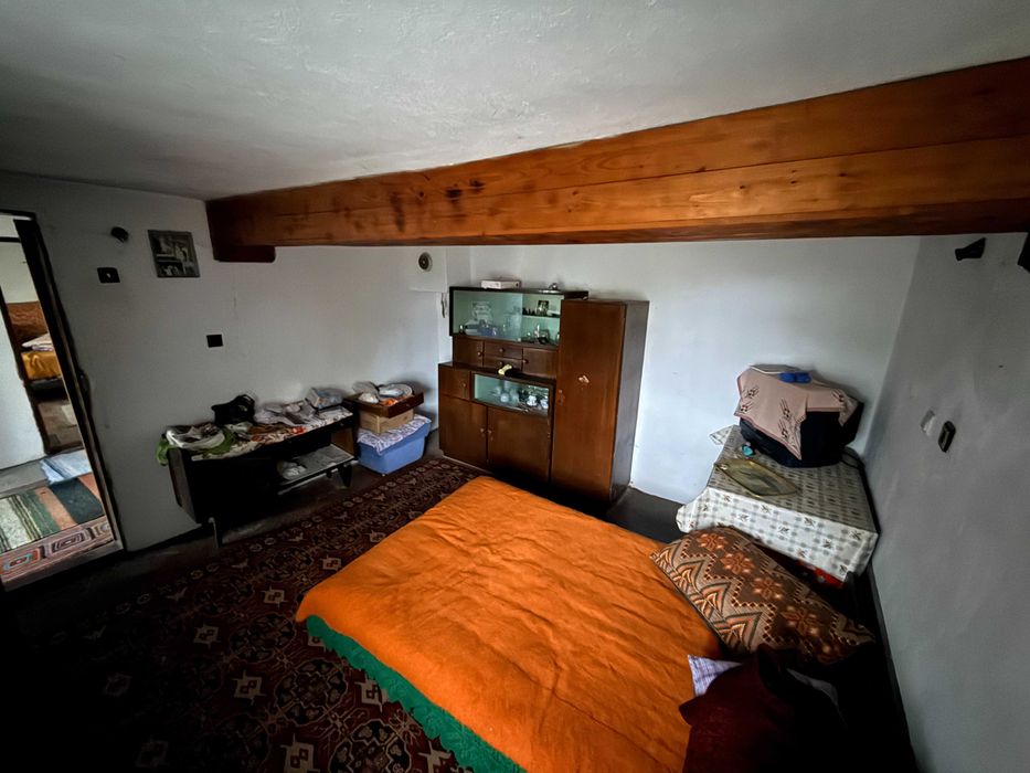 Къща с двор в с.Здравец