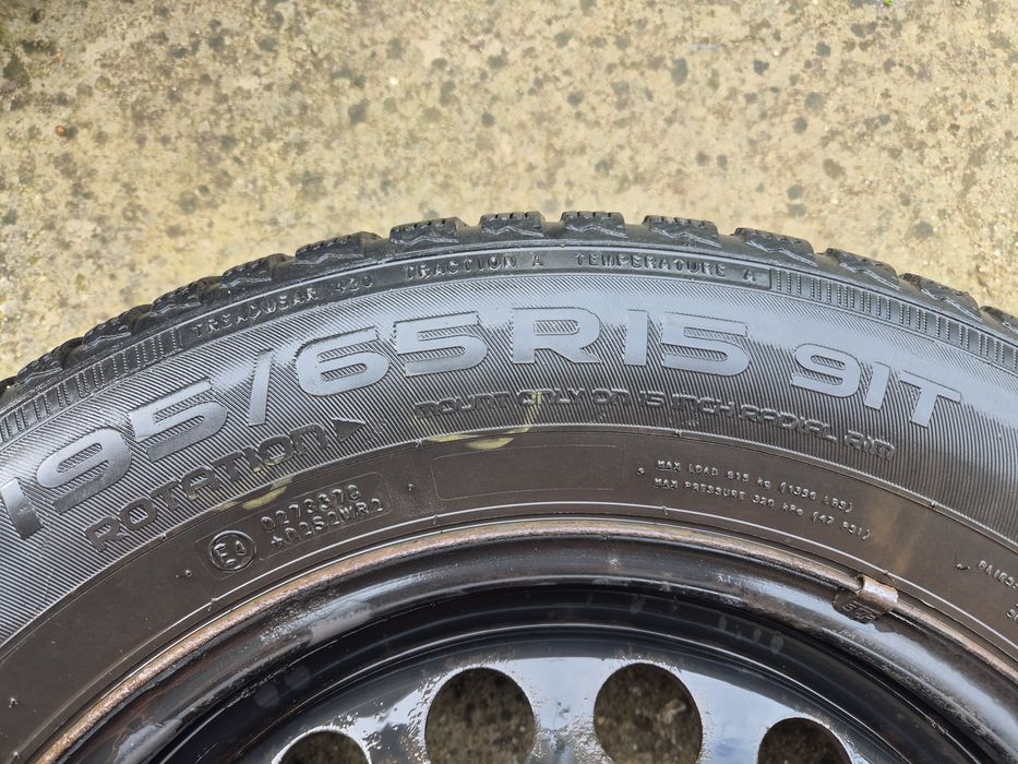 Vând roți iarna jenți tablă + anvelope Nokian