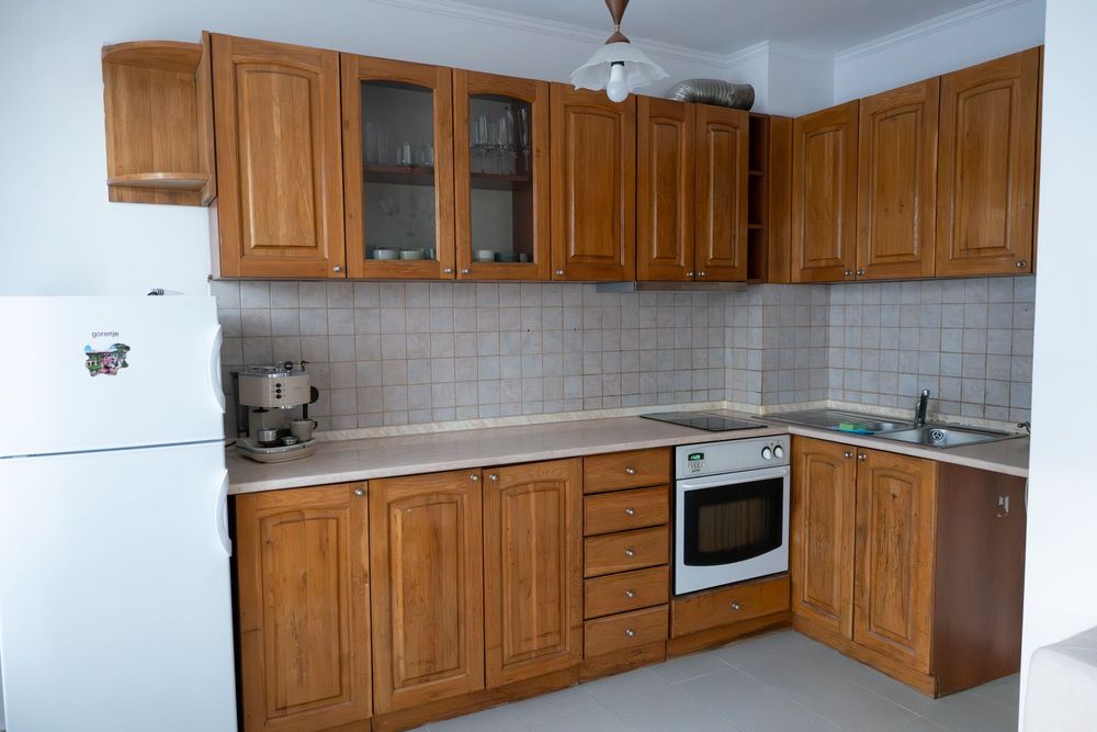 Кухня масив дъб 1400 лева с включени електроуреди