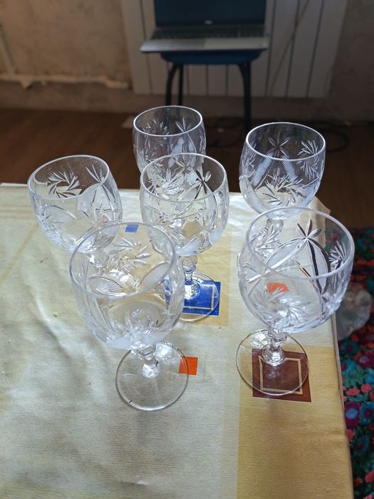 Хрустальные бокалы большие и маленькие