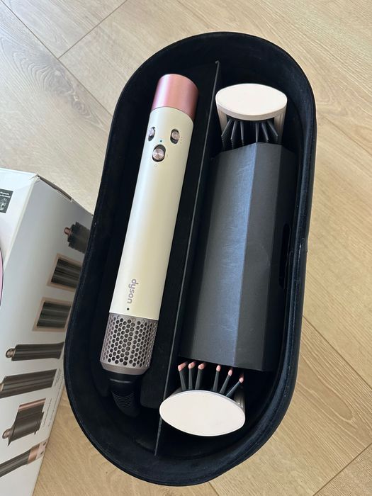 Dyson Airwrap cu toate accesoriile si cutie