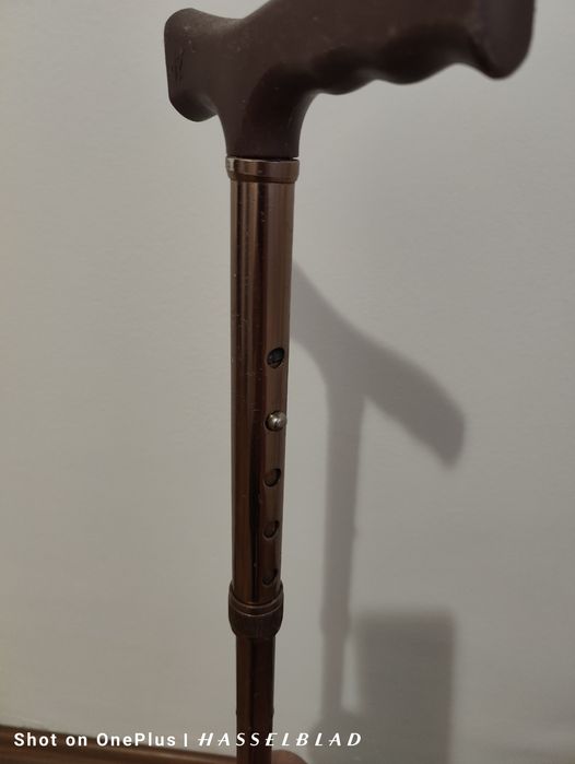 Патерици и бастун неупотребявани два броя с пластмасови подлакътници