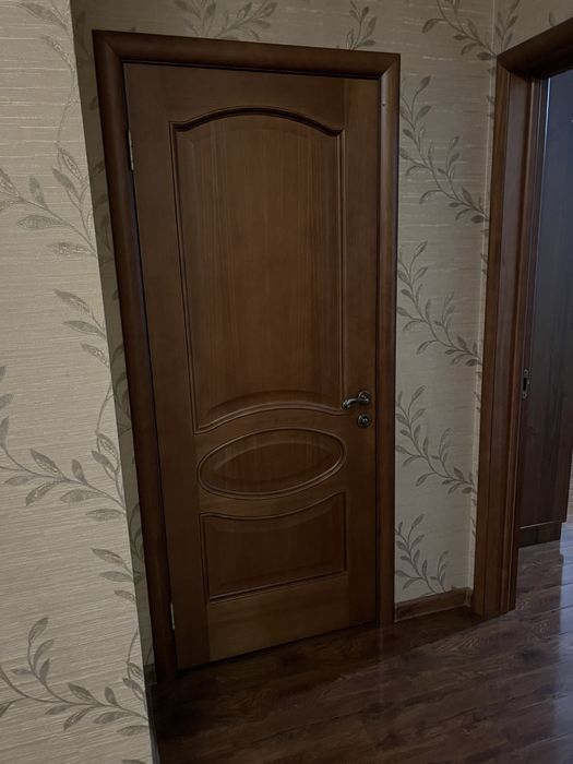 Дверь дерево за косяком