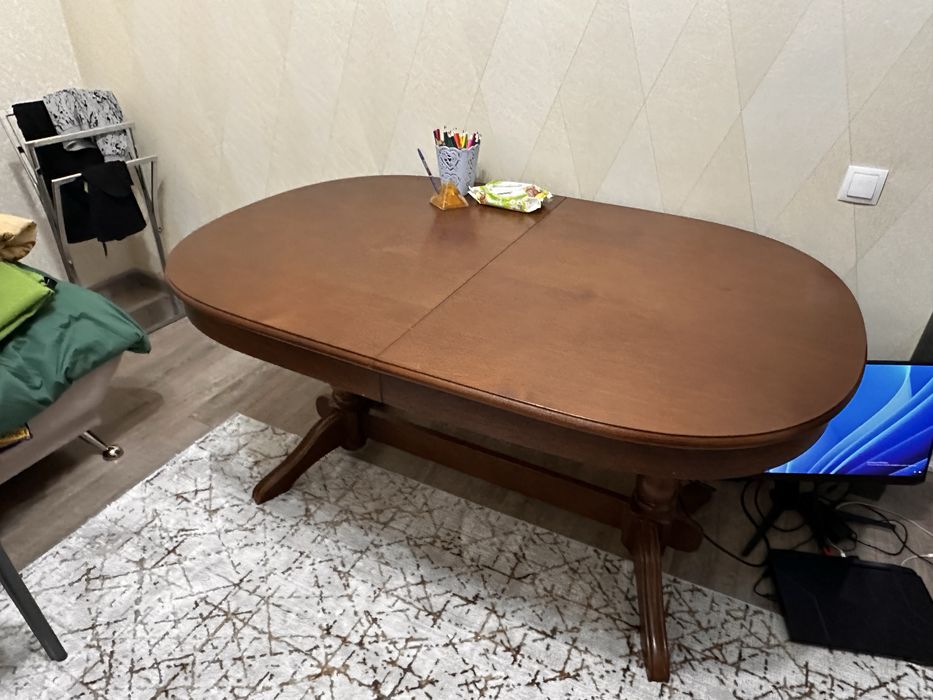 Стол, для гостей.