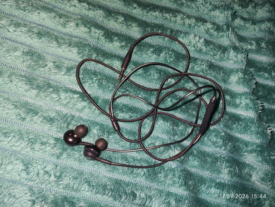 Продам наушники AKG