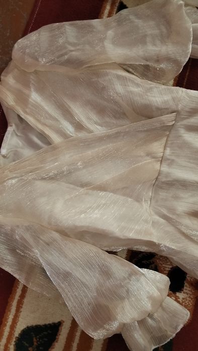 Ayol qizlar uchun juda chiroyli koʻylak sotiladi