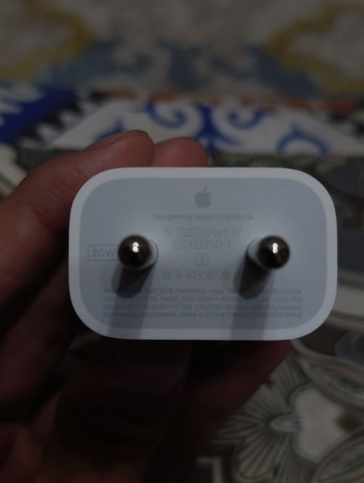 Оригинальный адаптер от apple