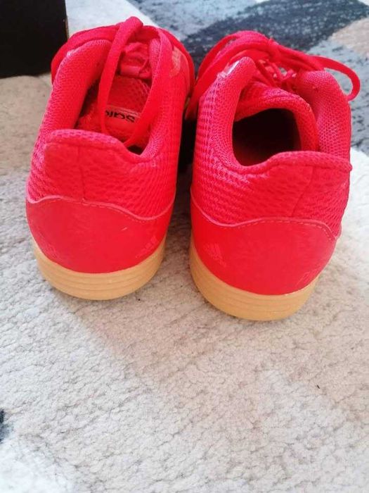 Adidas нови тренировъчни обувки за зала или навън.