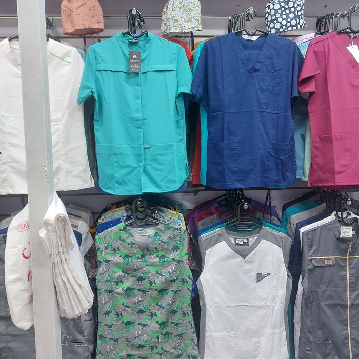 Медицинские халаты и костюмы и обувь