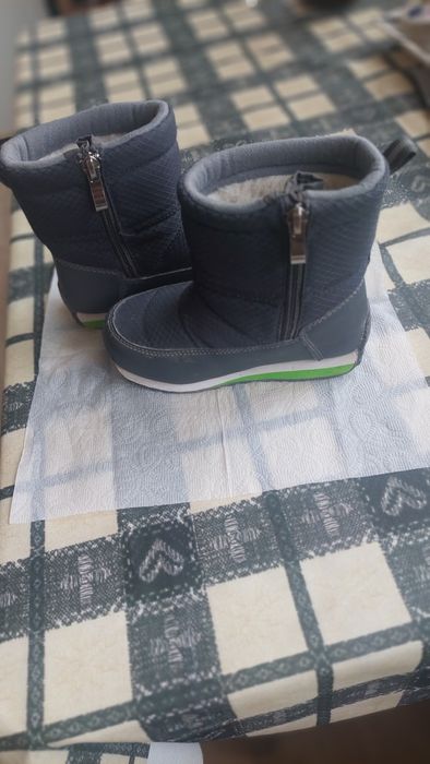 Сапожки 26 размер.на малыша до 4х лет.Теплые,мягкие,удобные..Состояние