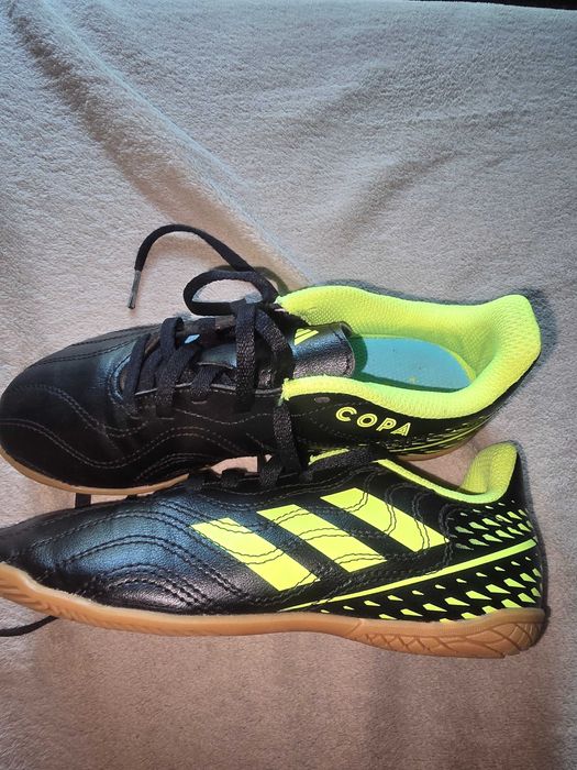 Детски футболни обувки Adidas за зала, р 33