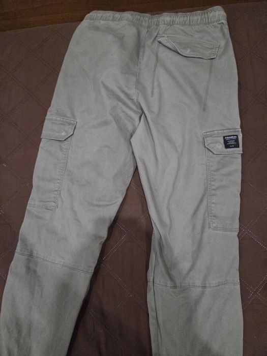 Продавам панталон Pull&bear