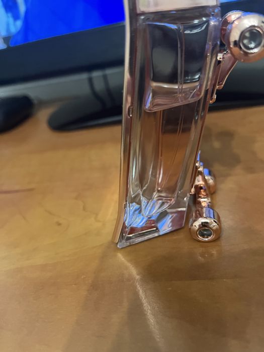 212 Парфюм използван,тежък аромат и супер траен.