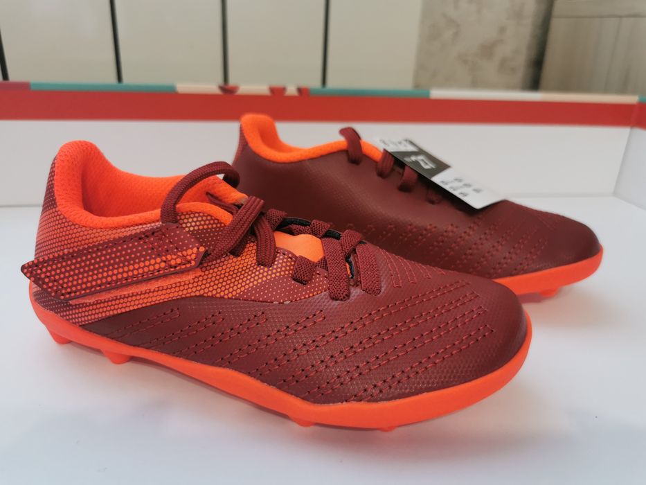 Нови футболни обувки- Бутонки KIPSTA