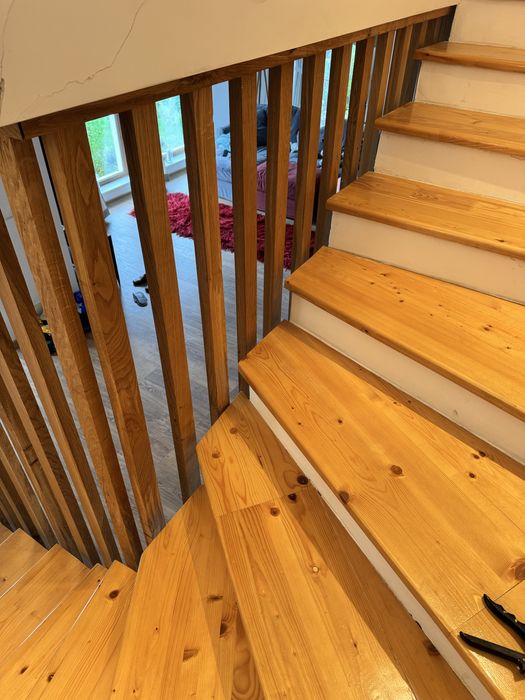 Riflaje din lemn masiv – ideale pentru balustrade și pereți