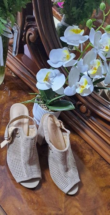 Продаётся женская обувь замшовая 39 размер