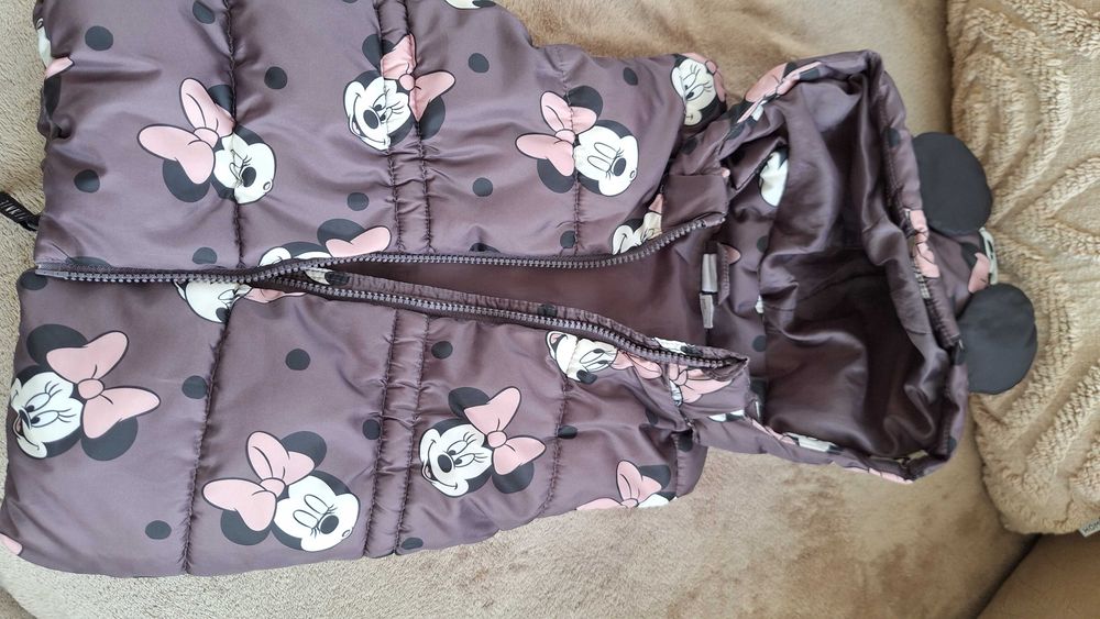 Капитониран елек за момиче. 12-18 м. Сваляща се качулка. Запазен. HM.