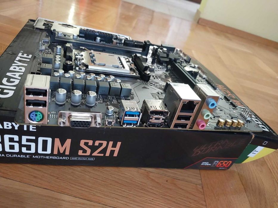 AMD Ryzen 5 7600 + Gigabyte B650M S2H