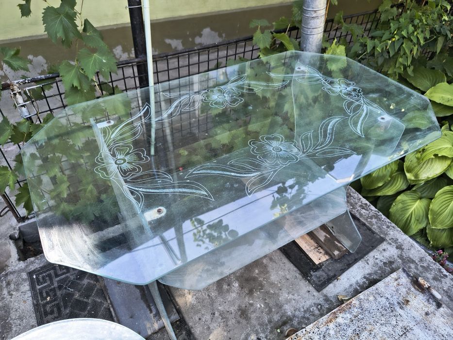 Trei Mese din sticla