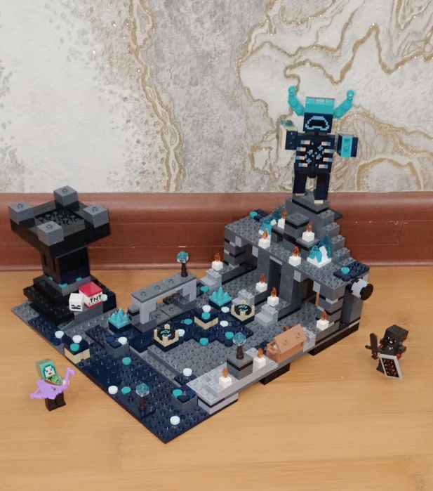 Продам Lego Minecraft The Deep Dark Battle