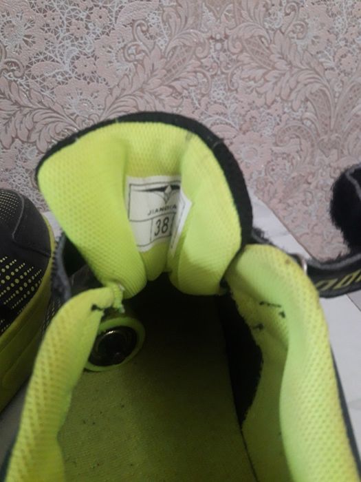 Кроссовки  б/у продам