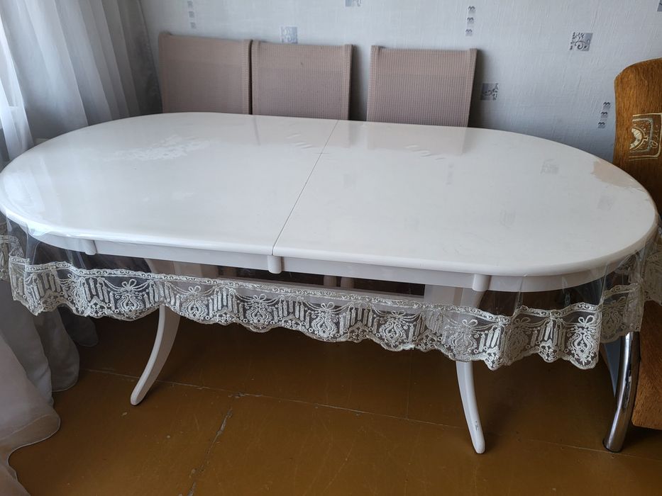 Продам стол для гостиной