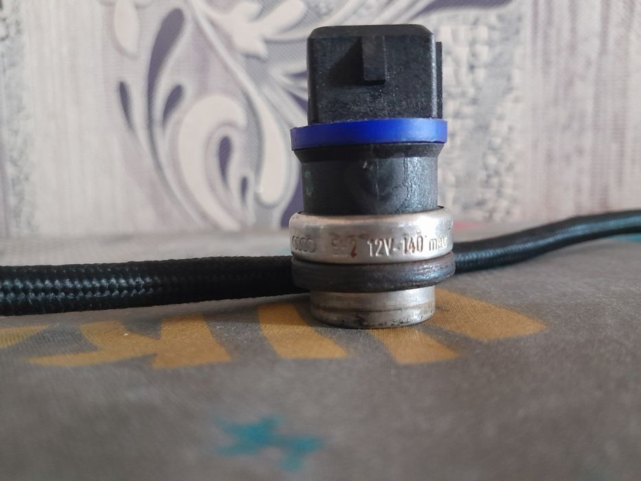 Продам датчик температуры на Ауди А8 д2 2.8ААН