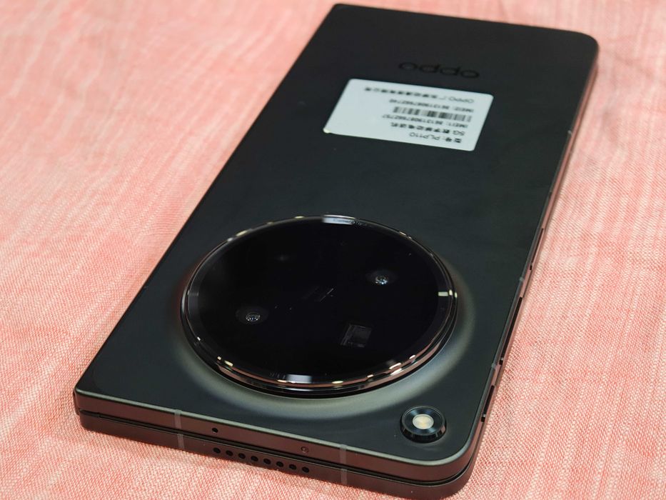 Нов Oppo Find N6 12/256 черен - сгъваем 8.12";SD8 Elite Gen5; 6000mAh; Hasselblad 200mpx
