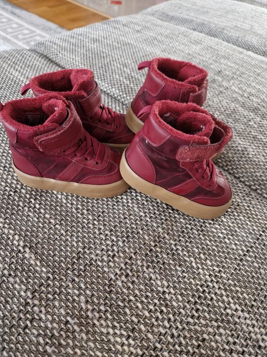 Vând 2 perechi de  pantofi sport inalti H&M, mărimea 18-19.