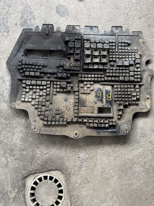 Scut motor volkswagen passat b6 oem original cod produs 3C0825237