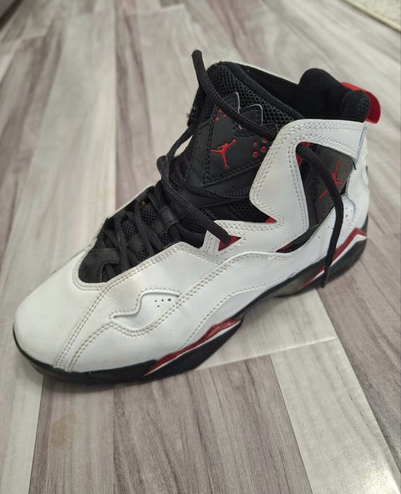 Vând Jordani True Flight