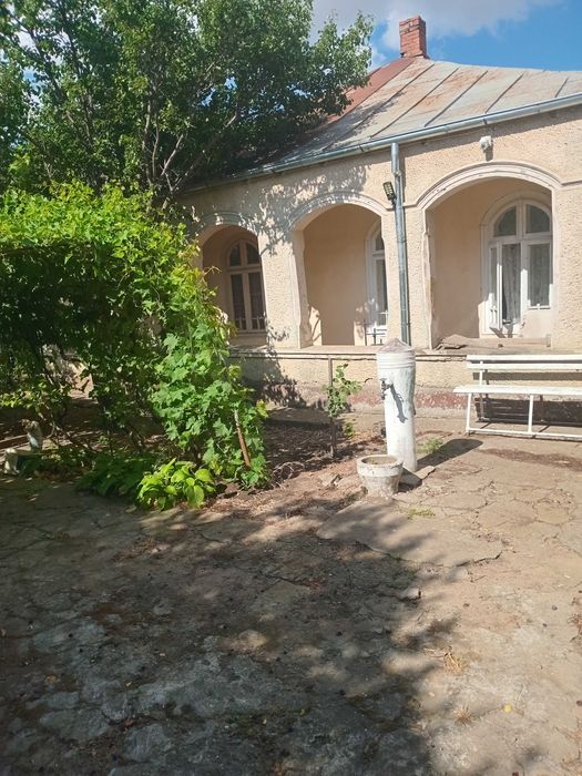 Vând teren intravilan şi casă bătrânească