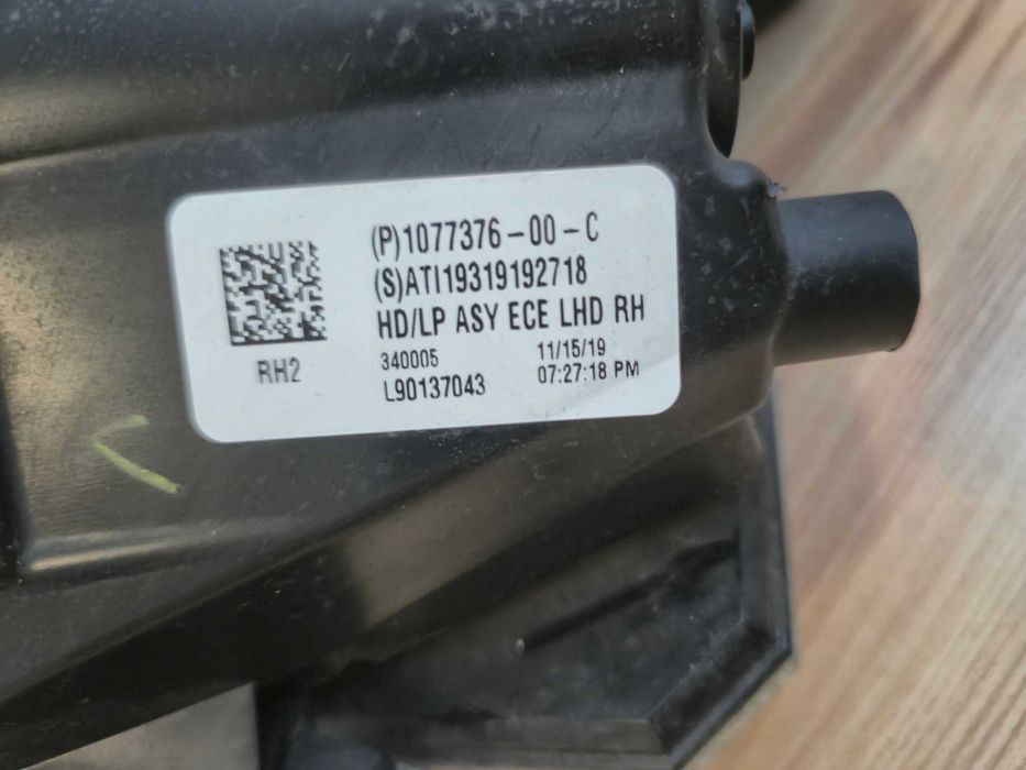 Far Stanga / Dreapta Tesla Model 3 An 2017-2021 Cod 1077375-00-C 1077376-00-C