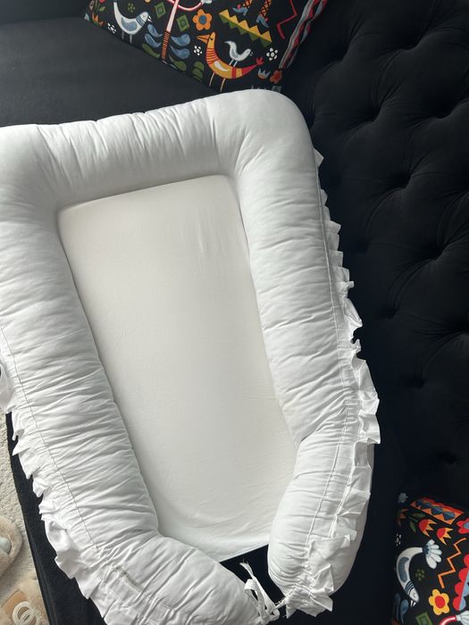 Babynest bebelusi alb cu volane potrivit de la nastere