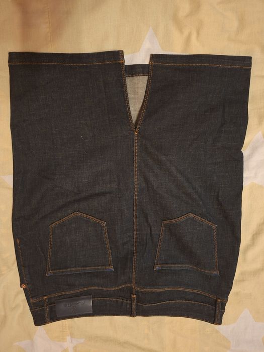 Vand o fusta de blugi