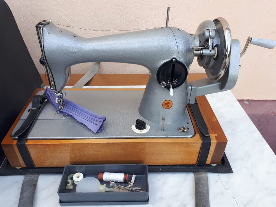 Не крутится швейная машинка. Швейная машинка чайка пмз. Чайка 132м привод челнока. Швейная машинка чайка 132. Фрикционная шайба и фрикционный болт для швейной машинки чайка 132м.