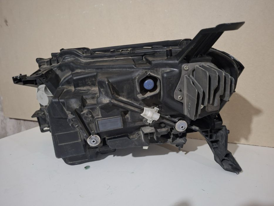 Десен фар Toyota Land Cruiser 300 LED Black