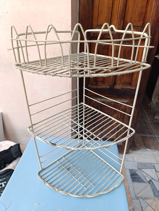 Старинная угловая трехъярусная полка для ванной