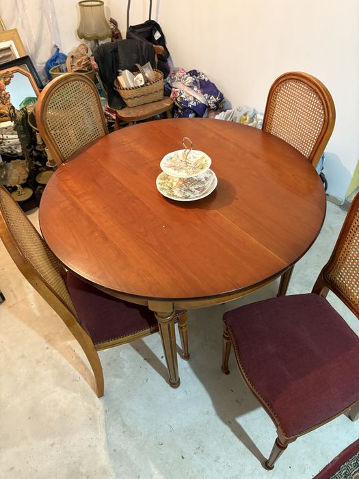 Masa rotunda cu patru scaune